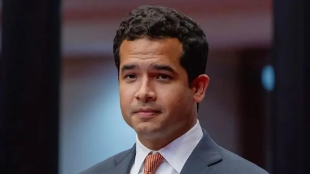 Omar Fernández demuestra madurez política en medio de los dinosaurios de la política