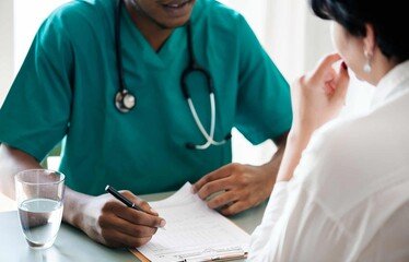 ¿Cuáles factores elevan el riesgo de cánceres gastrointestinales en adultos jóvenes?